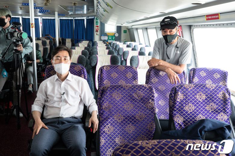 하태경 국민의힘 해수부 공무원 피격사건 진상조사 태스크포스(TF) 위원장과 피살 공무원의 형 이래진씨가 2일 연평도 및 사고 현장 주변 해역 현장 방문을 위해 연평도행 여객선에 올라 대화하고 있다. 2022.7.2/뉴스1 © News1 유승관 기자
