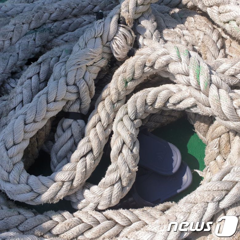 소연평도 인근 해상에서 실종됐던 해양수산부 소속 어업지도선 공무원이 북한군에 피격 사망해 충격을 주는 가운데 25일 사망한 공무원의 친형이 동생의 월북 가능성에 의문을 제기했다. 사진은 어업지도선 무궁화10호에서 촬영된 굵은 밧줄 더미 속 슬리퍼. (실종 공무원 형 이래진 씨 제공) 2020.9.25/뉴스1