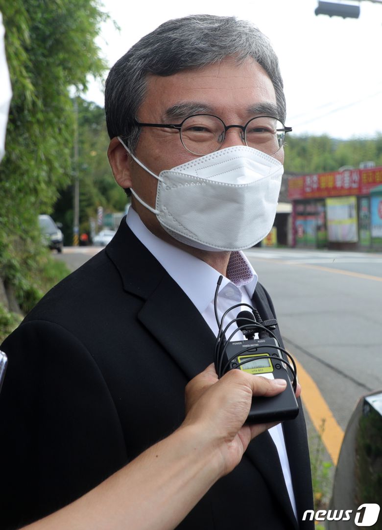 이스타항공 자금 배임·횡령 혐의로 구속된 이상직 전 국회의원이 30일 전북 전주시 전주교도소에서 석방되어 나와 취재진의 질의에 답변을 하고 있다. 2022.6.30/뉴스1 © News1 유경석 기자