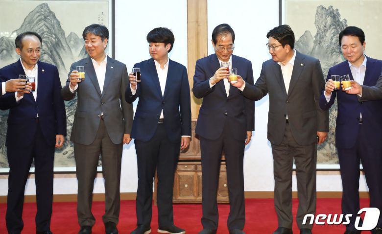 한덕수 국무총리와 이준석 국민의힘 대표를 비롯한 참석자들이 6일 오전 서울 삼청동 총리공관에서 윤석열 정부 출범 뒤 처음으로 열린 고위 당정 협의회에서 건배를 하고 있다. 2022.7.6/뉴스1 © News1 국회사진취재단