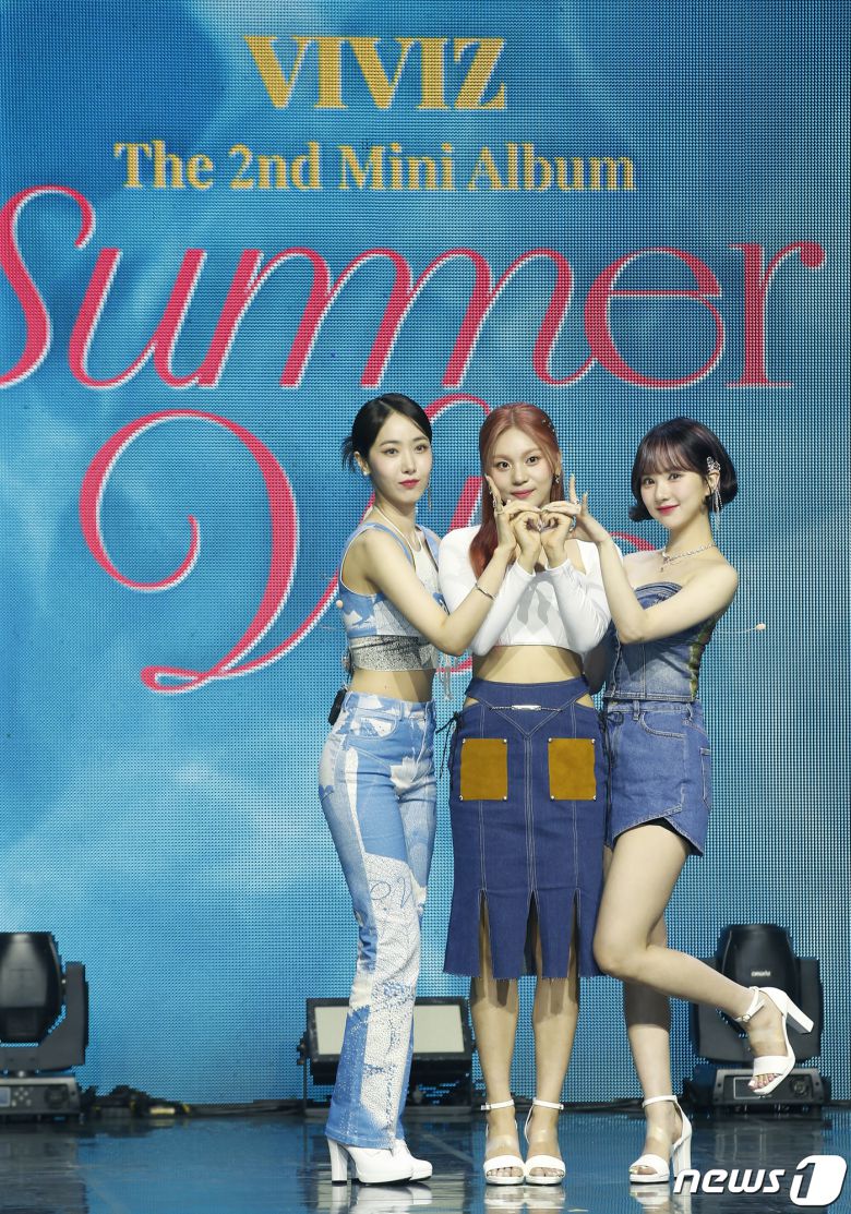 걸그룹 VIVIZ(비비지) 신비(왼쪽부터)와 엄지, 은하가 6일 서울 광진구 예스24라이브홀에서 가진 두 번째 미니앨범 ‘서머 바이브(Summer Vibe)’ 발매 쇼케이스에서 포즈를 취하고 있다. 2022.7.6/뉴스1 © News1 권현진 기자