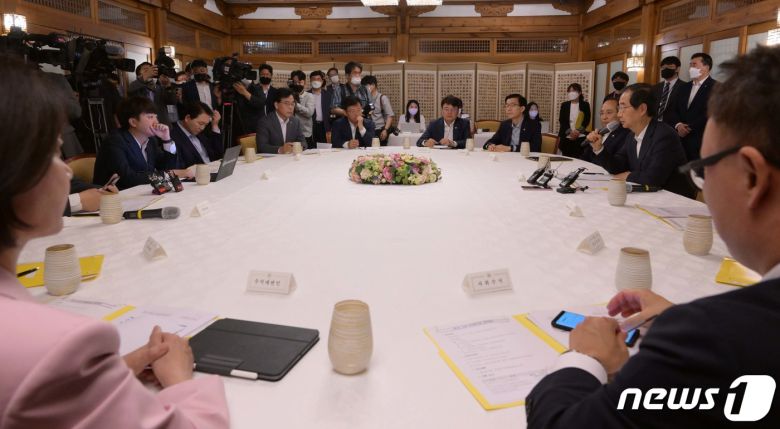 한덕수 국무총리가 6일 오전 서울 삼청동 총리공관에서 윤석열 정부 출범 뒤 처음으로 열린 고위 당정 협의회에서 발언하고 있다. 2022.7.6/뉴스1 © News1 국회사진취재단