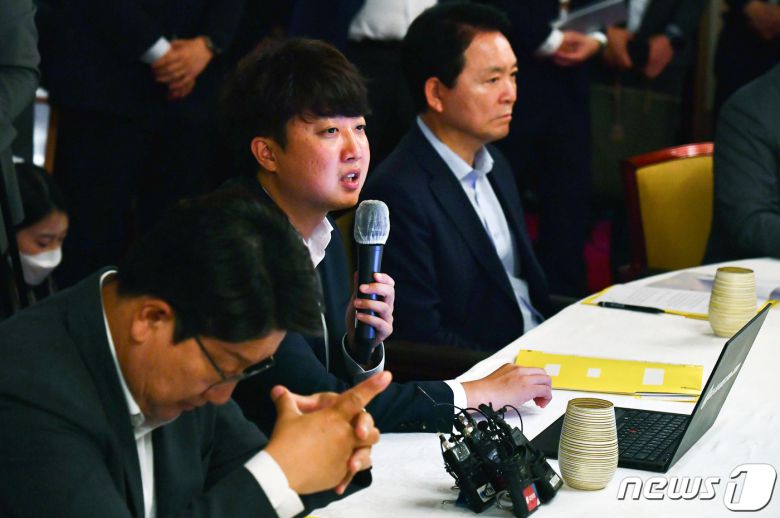 이준석 국민의힘 대표가 6일 서울 삼청동 총리공관에서 열린 제1차 고위 당정협의회에서 발언하고 있다. 권성동 원내대표(왼쪽)는 뭔가 생각하는 모습, 성일종(오른쪽) 정책위의장 표정도 굳어 있어 당대표의 윤리위 징계여부를 하루 앞둔 분위기를 엿볼 수 있게 했다. © News1 국회사진취재단