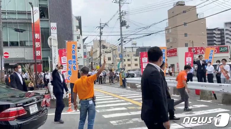 아베 신조(安倍晋三) 전 일본 총리가 8일 일본 서부 나라시에서 선거 유세 도중 총격을 맞고 쓰러져 현장이 아수라장이 됐다. © 로이터=뉴스1 © News1 이유진 기자