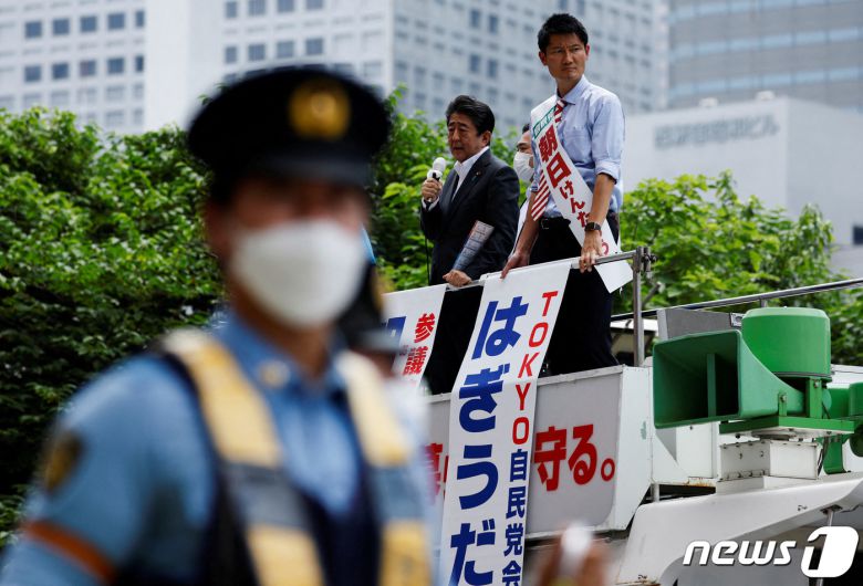 아베 총리가 총선을 맞아 지난달 22일 일본 도쿄에서 유세 차량에 올라가 선거 유세를 하고 있다. © 로이터=뉴스1 © News1 박형기 기자