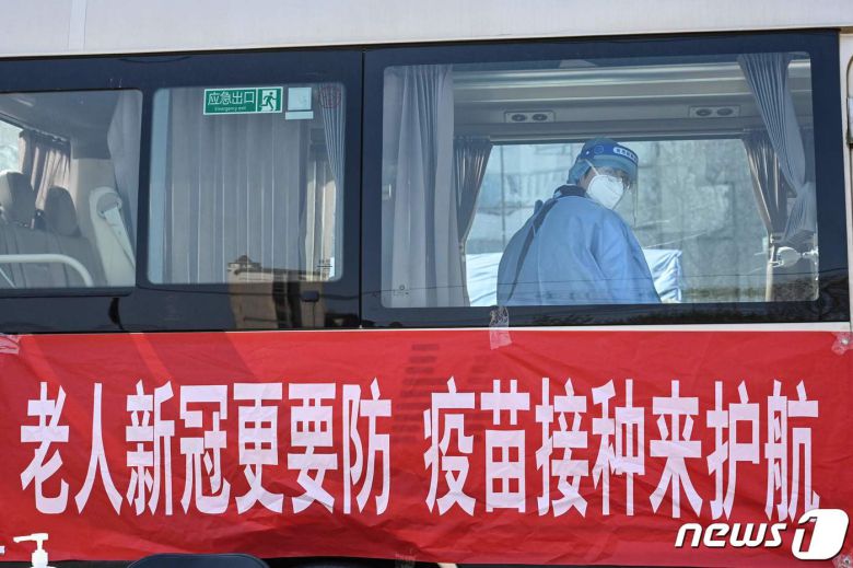 중국 베이징의 한 방역 버스. 노인들에게 백신 접종을 독려하는 내용의 배너가 걸려 있다. © AFP=뉴스1 © News1 강민경 기자