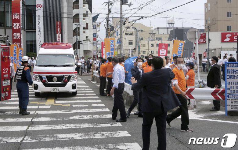 아베 신조(安倍晋三) 전 일본 총리가 8일 일본 서부 나라시에서 선거 유세 도중 총격을 맞고 쓰러진 현장이 아수라장이 됐다. © 로이터=뉴스1 © News1 이유진 기자