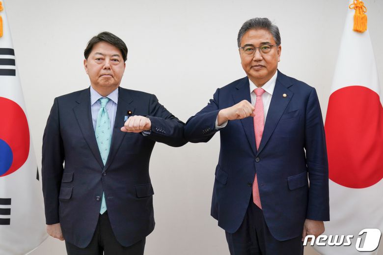 박진(오른쪽) 외교부 장관, 하야시 요시마사(林芳正) 일본 외무상.(외교부 제공).© 뉴스1