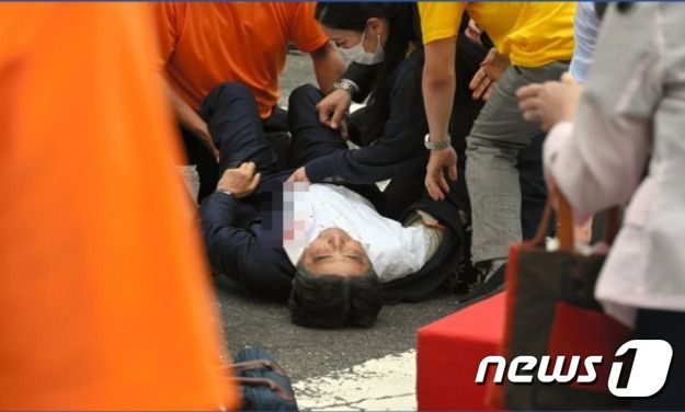 괴한의 총에 맞고 쓰러진 아베 총리의 모습 © 로이터=뉴스1