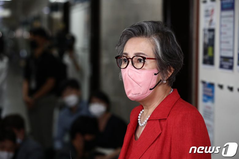 이양희 국민의힘 중앙윤리위원회 위원장이 7일 오후 서울 여의도 국회에서 열린 이준석 대표의 성 상납 증거인멸교사 의혹 관련 징계를 논의하기 위해 회의장으로 들어서며 입장을 말하고 있다. (공동취재) 2022.7.7/뉴스1 © News1 이재명 기자