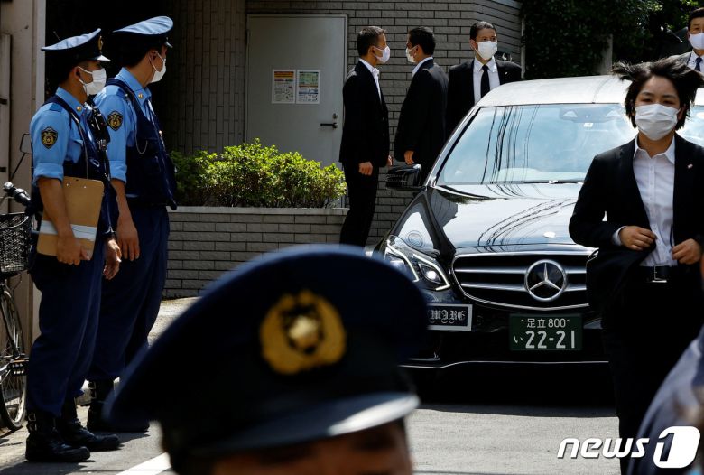 아베 신조 전 일본 총리의 시신 운구 차량이 9일 일본 도쿄 자택에 도착하고 있다. 2022.07.09/뉴스1 © 로이터=뉴스1 © News1 김민수 기자