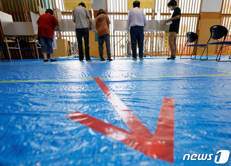 10일 일본 도쿄에서 유권자들이 참의원(상원) 선거 투표를 하고 있다. © 로이터=뉴스1