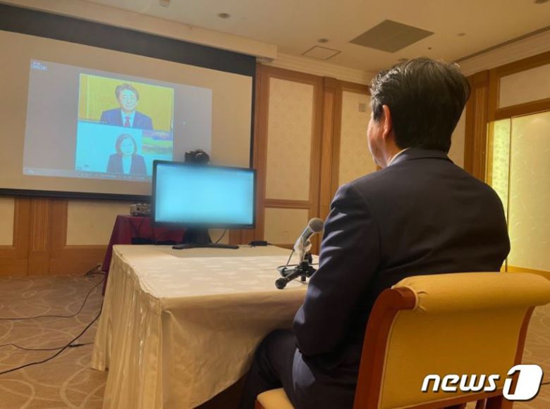 아베 신조 전 일본 총리와 차이잉원 대만 총통이 화상 통화를 하고 있다.