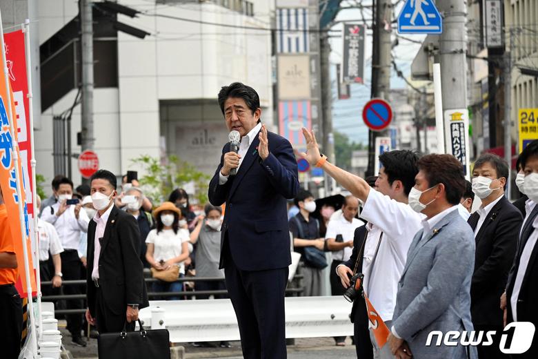 아베 신조 전 일본 총리가 7월8일 유세 도중 숨졌다. © 로이터=뉴스1 © News1 정윤영 기자