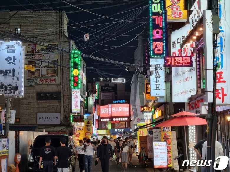 10일 오후 10시께 찾은 경기 구리시 최대 번화가인 돌다리에는 인파로 인산인해를 이뤘다. © 뉴스1 양희문 기자