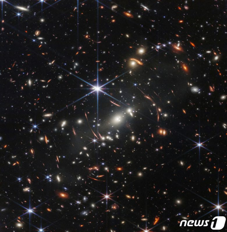 미국 항공우주국(NASA)의 제임스웹 우주망원경으로 촬영한 풀컬러 우주사진이 11일(현지시간) 최초 공개됐다. 사진은 은하단 SMACS 0723. © 로이터=뉴스1