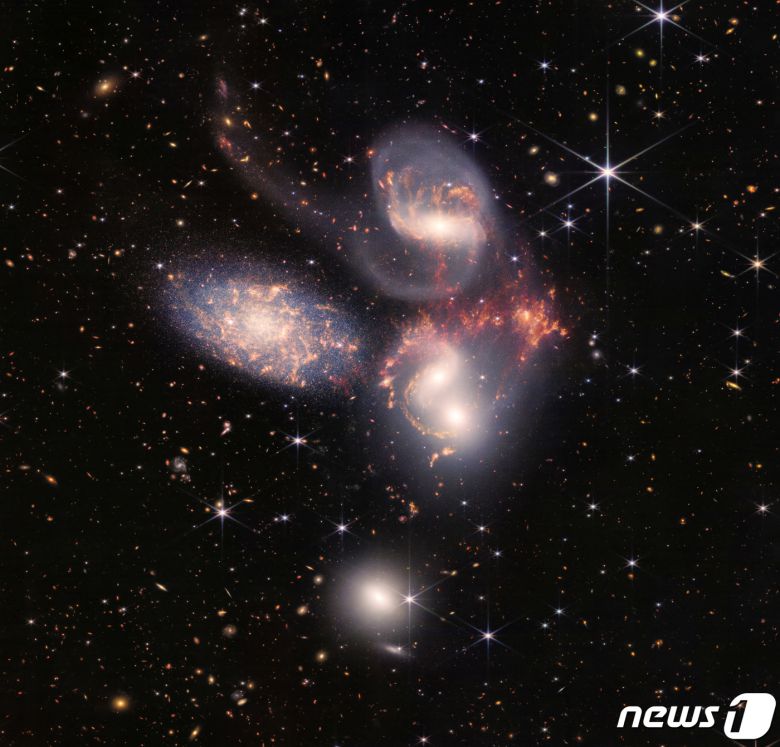 미국 항공우주국(NASA)이 제임스웹 우주망원경으로 촬영한 풀컬러 우주사진을 12일(현지시간) 공개하고 있다. 사진은 다섯개의 은하군 모습. © 로이터=뉴스1