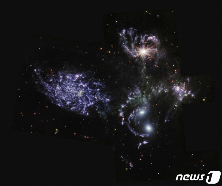 미국 항공우주국(NASA)이 제임스웹 우주망원경으로 촬영한 풀컬러 우주사진을 12일(현지시간) 공개 하고있다. 사진은 은하군 모습. © 로이터=뉴스1