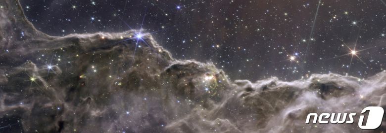 미국 항공우주국(NASA)이 제임스웹 우주망원경으로 촬영한 풀컬러 우주사진을 12일(현지시간) 공개했다. 사진은 카리나 성운 우주절벽 모습. © 로이터=뉴스1