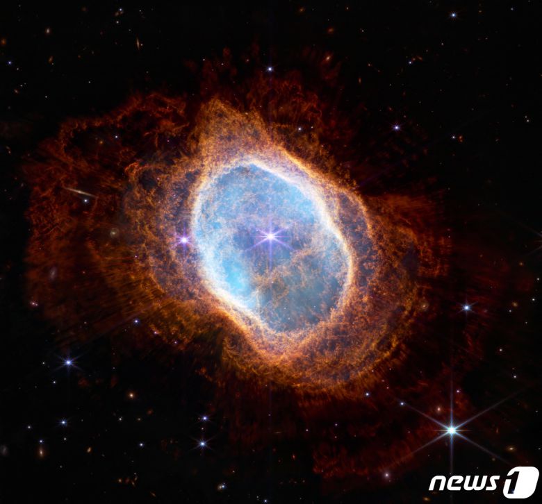 미국 항공우주국(NASA)이 제임스웹 우주망원경으로 촬영한 풀컬러 우주사진을 12일(현지시간) 공개하고 있다. 사진은 행성상 성운모습. © 로이터=뉴스1