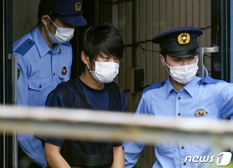 아베 전 총리를 총으로 쏴 숨지게 한 혐의를 받고 있는 야마가미 데쓰야. © 로이터=뉴스1 © News1 이종덕 기자