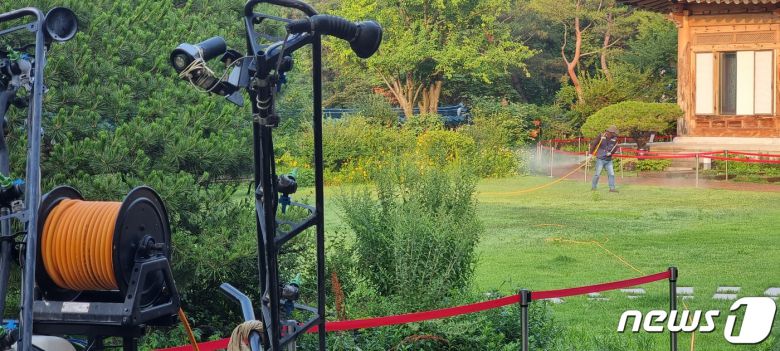 청와대 경내 수목 방제 작업. (문화재청 제공) © 뉴스1