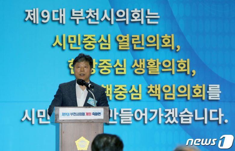 서영석 더불어민주당 의원이 15일 부천시의회 로비에서 열린 시의회 개원 축하연에서 마스크를 쓰지 않고 축사를 하고 있다. 2022.7.15/뉴스1