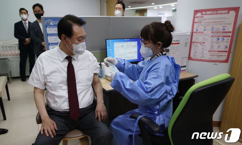 윤석열 대통령이 13일 서울 중구보건소에서 화이자사의 백신으로 신종 코로나바이러스 감염증(코로나19) 4차 예방접종을 마친 뒤 주의사항을 안내 받고 있다. (대통령실사진기자단) 2022.7.13/뉴스1 © News1 오대일 기자