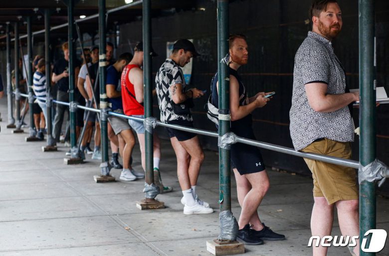 17일(현지시간) 미국 뉴욕에서 원숭이두창 백신을 접종하기 위한 긴 대기줄이 이어졌다. © AFP=뉴스1 © News1 이유진 기자