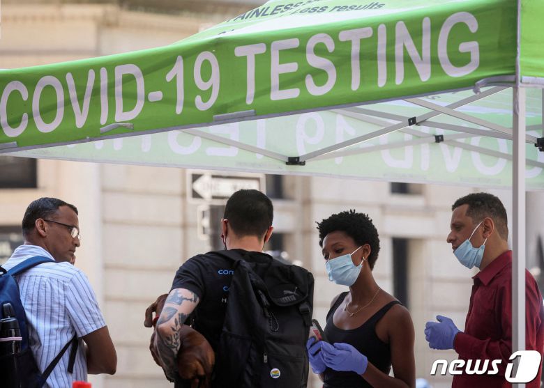 미국 뉴욕시에서 11일(현지시간) 시민들이 코로나19 검사를 받기 위해 대기하고 있다. 2022.07.11/뉴스1 © 로이터=뉴스1 © News1 김민수 기자