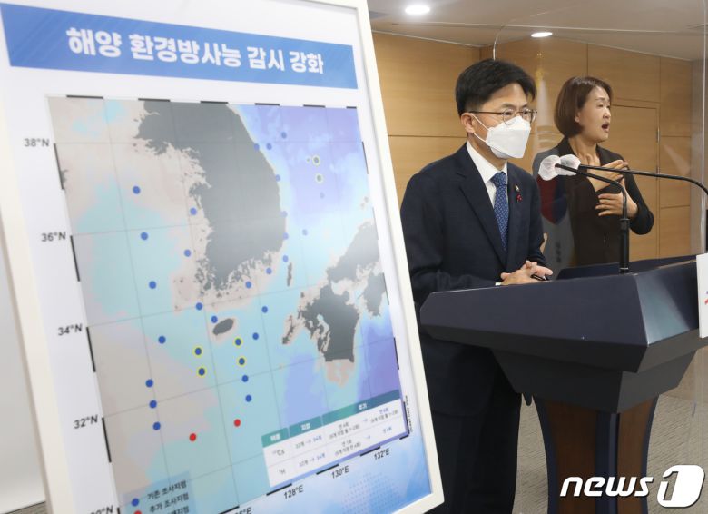 유국희 원자력안전위원회 위원장이 21일 서울 종로구 정부서울청사에서 일본 도쿄전력의 후쿠시마 원전 오염수 해양 방류 실시 계획 관련 대응 브리핑을 하고 있다. 2021.12.21/뉴스1 © News1 송원영 기자