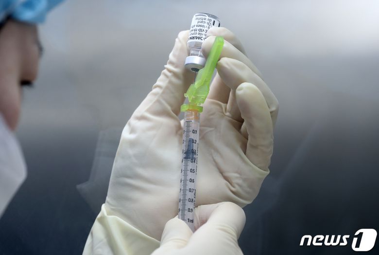 20일 오전 서울 중구 국립중앙의료원 접종센터에서 관계자가 미리 주사기에 주사액을 넣고 있다. 2021.3.20/뉴스1 © News1 박지혜 기자