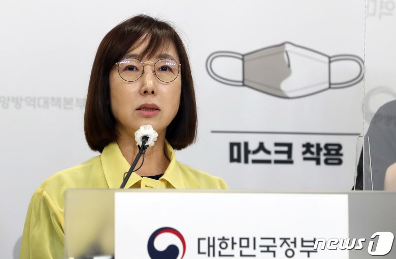 백경란 질병관리청장이 27일 오전 충북 청주시 흥덕구 오송읍 질병관리청에서 열린 코로나19 대응 정부부처 합동브리핑에서 일상방역 생활화 내용을 발표하고 있다. 2022.7.27/뉴스1 © News1 김기남 기자