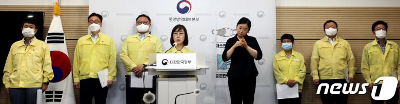 백경란 질병관리청장이 27일 오전 충북 청주시 흥덕구 오송읍 질병관리청에서 열린 코로나19 대응 정부부처 합동브리핑에서 일상방역 생활화 내용을 발표하고 있다. 2022.7.27/뉴스1 © News1 김기남 기자
