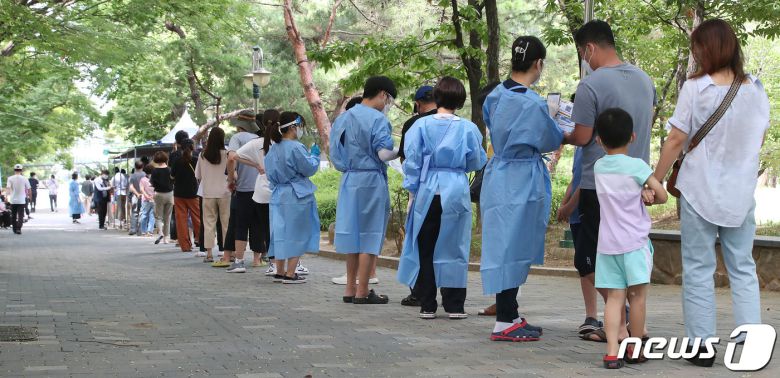 코로나19 신규 확진자가 10만 명을 돌파한 27일 오전 대구 달서구보건소 선별진료소가 PCR검사를 기다리는 시민들로 붐비고 있다. 2022.7.27/뉴스1 © News1 공정식 기자