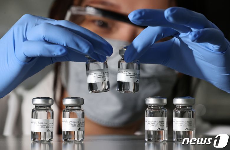 경기도 성남시 분당구 SK바이오사이언스 연구소에서 연구원이 국산 1호 코로나19 백신 '스카이코비원'을 들어보이고 있다. 2022.7.13/뉴스1 ⓒ News1 사진공동취재단