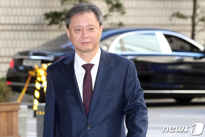 우병우 전 청와대 민정수석이 2019년 12월 19일 오후 서울 서초구 고등법원에서 열린 국회에서의 증언·감정 등에 관한 법률위반 등 항소심 공판준비기일에 출석하고 있는 모습. ⓒ News1 DB