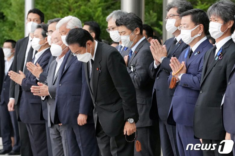 기시다 후미오 일본 총리가 12일 (현지시간) 도쿄에 있는 사찰인 '조조지'에서 가족장을 치른 아베 신조 전 총리의 운구차가 자민당 당사를 들르자 추모를 하고 있다. ⓒ 로이터=뉴스1 ⓒ News1 우동명 기자