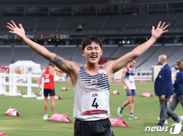 근대5종 국가대표 전웅태와 정진화가 7일 오후 일본 도쿄스타디움에서 열린 '2020 도쿄올림픽' 근대5종 경기에서 레이지 런(육상과 사격) 결승선을 통과하고 있다. 전웅태는 이날 동메달을 거머쥐었다. 한국 근대5종 역사상 첫 메달이다. 2021.8.7/뉴스1 ⓒ News1 송원영 기자