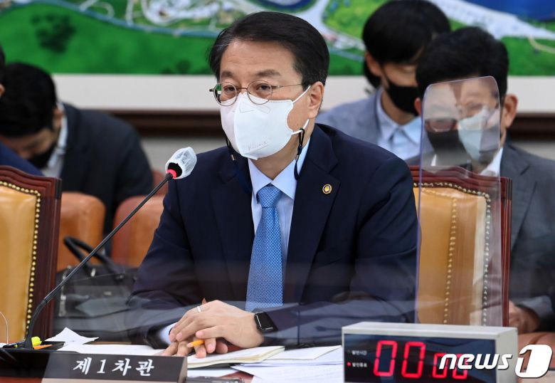 방기선 기획재정부 제1차관이 지난 7월29일 국회에서 열린 민생경제안정특별위원회에서 의원들의 질의에 답하고 있다. (공동취재) 2022.7.29/뉴스1DB