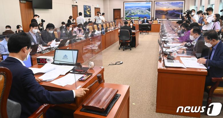 지난 7월29일 국회에서 열린 민생경제안정특별위원회에서 류성걸 위원장이 개의를 알리는 의사봉을 두드리고 있는 모습. (공동취재) 2022.7.29/뉴스1DB