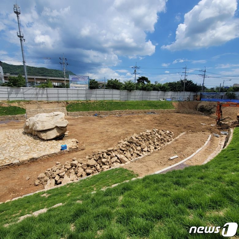 현재 공사가 중단된 김해시 구산동 지석묘 복원·정비 사업 현장. (문화재청 제공)ⓒ 뉴스1