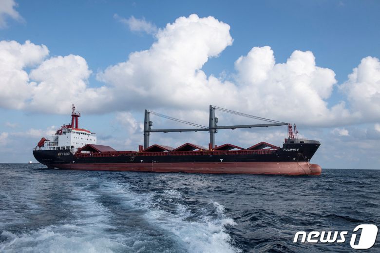 전쟁 이후 6일(현지시간) 우크라이나에 처음으로 외국 국적 선박이 입항했다. ⓒ 로이터=뉴스1