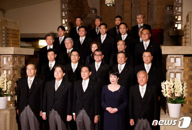 10일 출범한 기시다 후미오 새 내각 인사들이 단체 사진을 촬영하고 있다. ⓒ AFP=뉴스1 ⓒ News1 강민경 기자