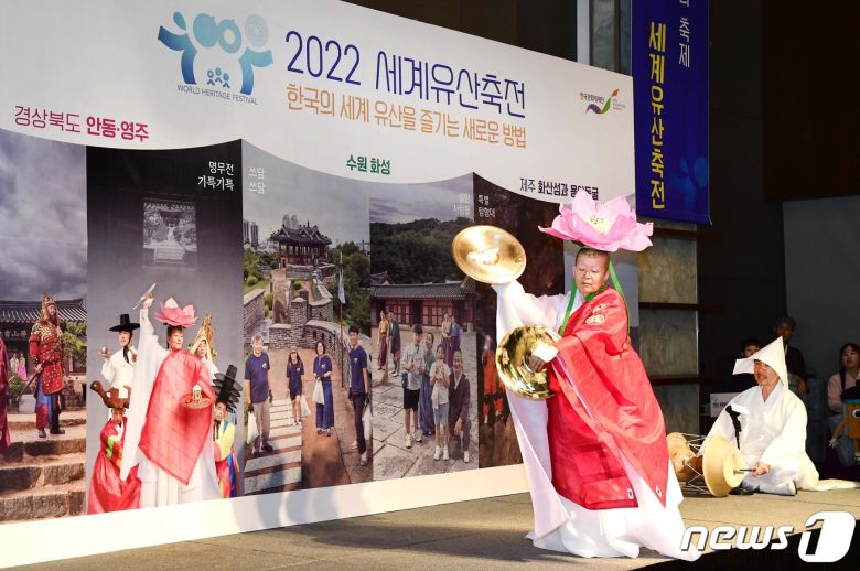 10일 안무가 안은미가 현대무용극 '기특기특'의 하이라이트 장면을 세계유산축전 간담회에서 선보이고 있다. (문화재청 제공)  ⓒ 뉴스1