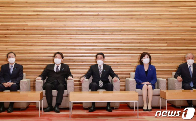 기시다 후미오 일본 총리가 10일 도쿄 총리 관저에서 개각을 앞두고 임시 각료회의에 참석하고 있다. 2022.08.10/뉴스1 ⓒ AFP=뉴스1 ⓒ News1 김민수 기자