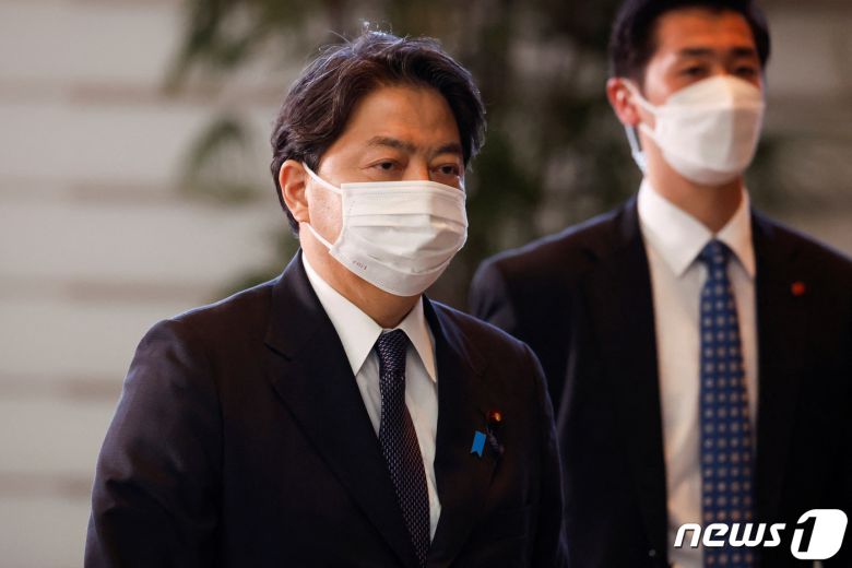 10일 하야시 요시마사 일본 외무상이 기시다 후미오 총리 관저에 들어서고 있다. ⓒ 로이터=뉴스1 ⓒ News1 이유진 기자