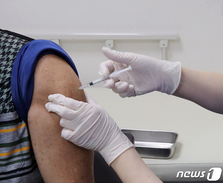 코로나19 백신 접종 모습./뉴스1 ⓒ News1 김진환 기자