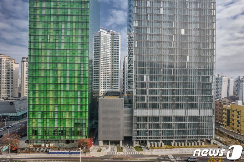 네이버 본사와 제2사옥 외관 (네이버 제공) ⓒ 뉴스1