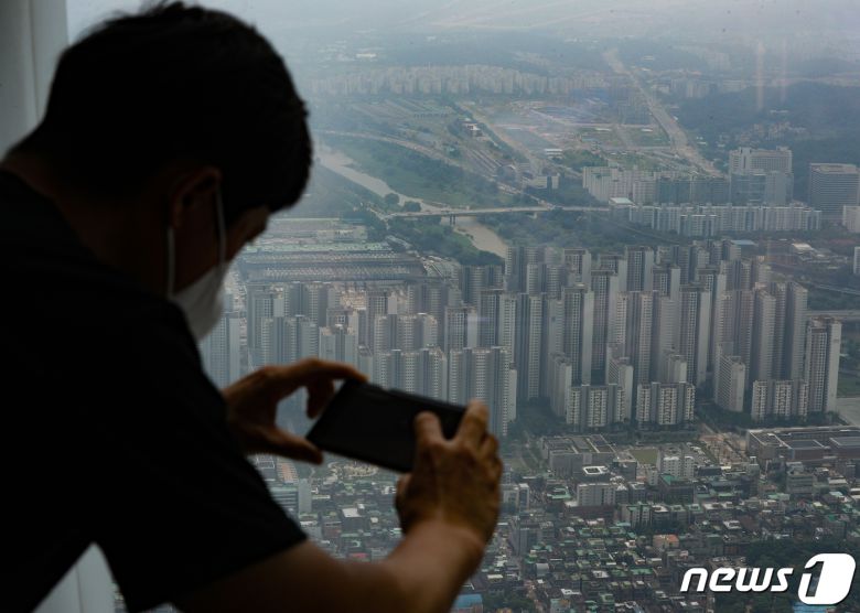 3일 서울 송파구 롯데월드타워 전망대 서울스카이에서 바라본 헬리오시티 아파트 단지의 모습. 2022.8.3/뉴스1 ⓒ News1 신웅수 기자